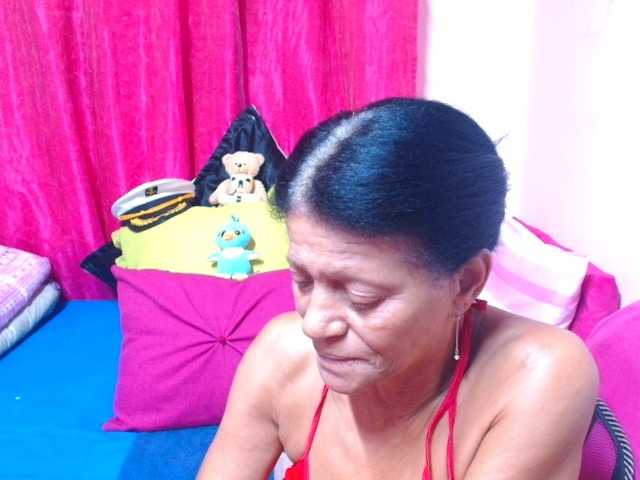 SLUTTYROXY, en vivo ahora en BongaCams