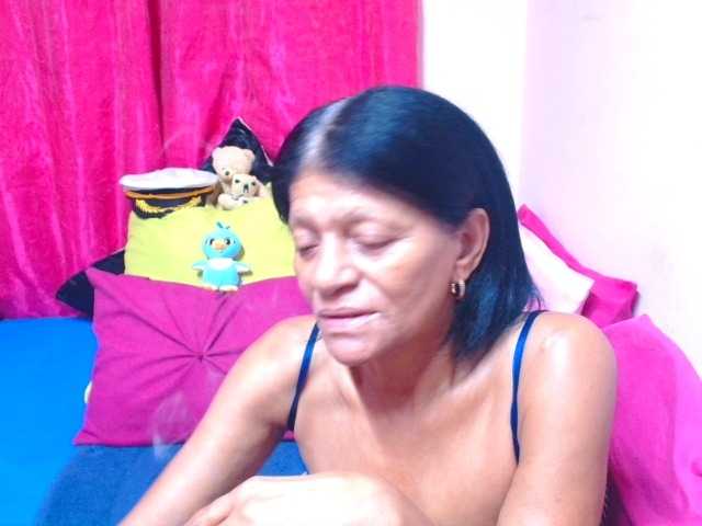 SLUTTYROXY, en directo ahora en BongaCams