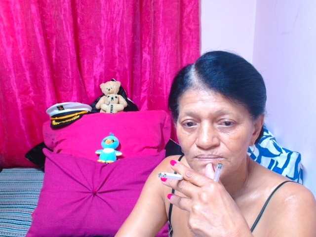 SLUTTYROXY — live female cam