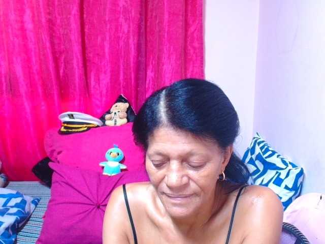 SLUTTYROXY — live female cam