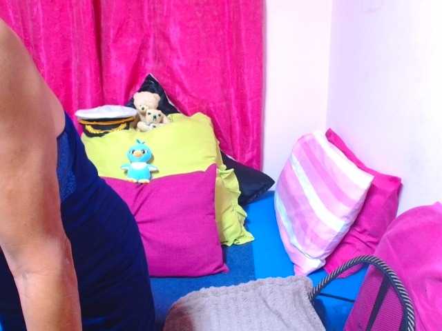 SLUTTYROXY, live now on BongaCams