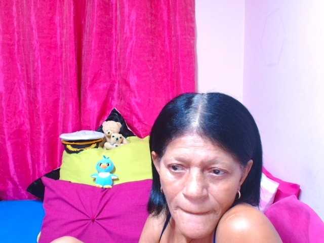 SLUTTYROXY, en directo ahora en BongaCams