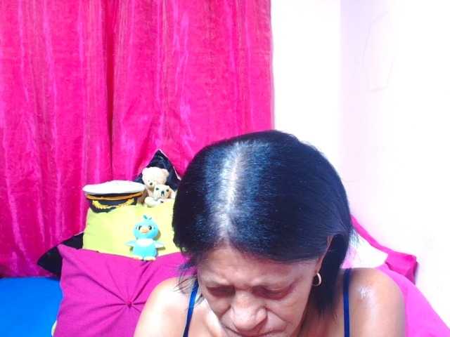 SLUTTYROXY, en directo ahora en BongaCams