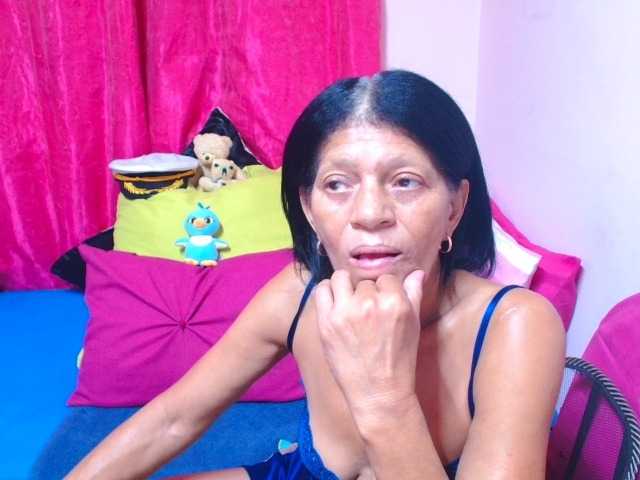 SLUTTYROXY, en directo ahora en BongaCams
