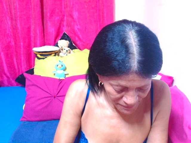 SLUTTYROXY, live now on BongaCams