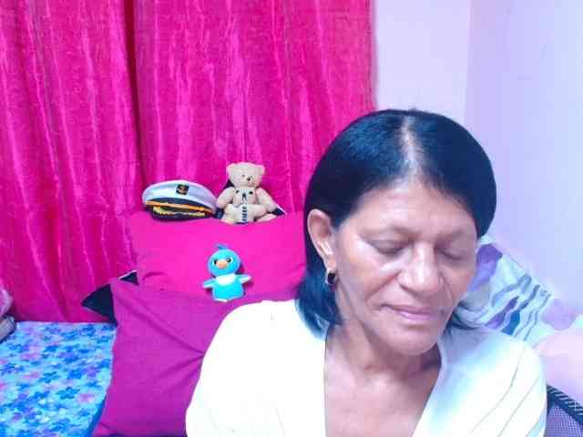 Sluttyroxy's cam show statistics and live stream