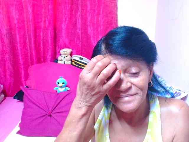 Sluttyroxy's cam show statistics and live stream