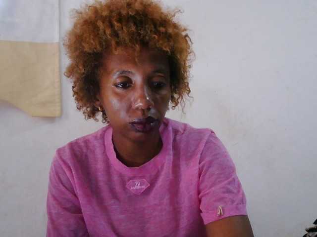 Sinah live cam on BongaCams
