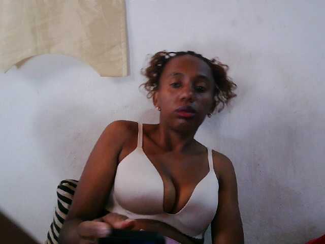 Sinah live cam on BongaCams