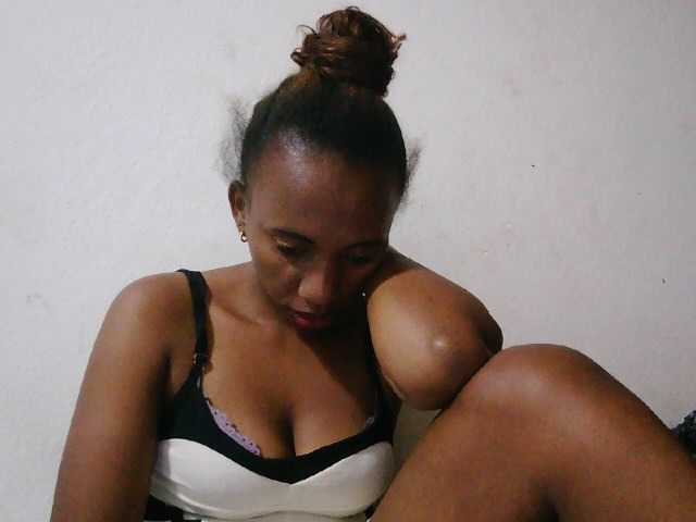 Sinah — live female cam