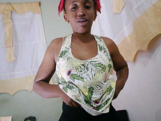 Sinah live cam on BongaCams