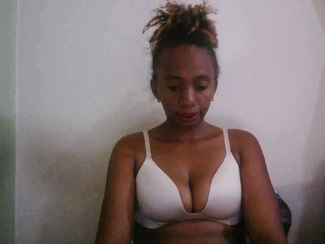 Sinah live cam on BongaCams