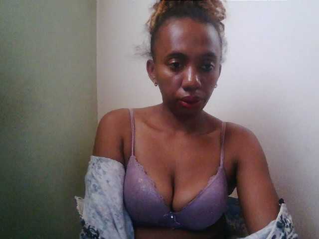 Sinah live cam on BongaCams