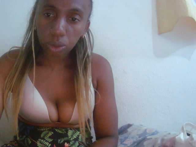 Sinah live cam on BongaCams