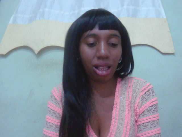Sinah live cam on BongaCams