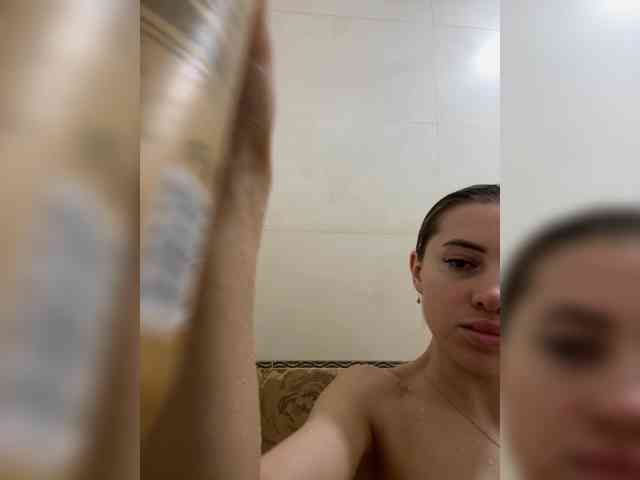 Alina-13-1 webcam