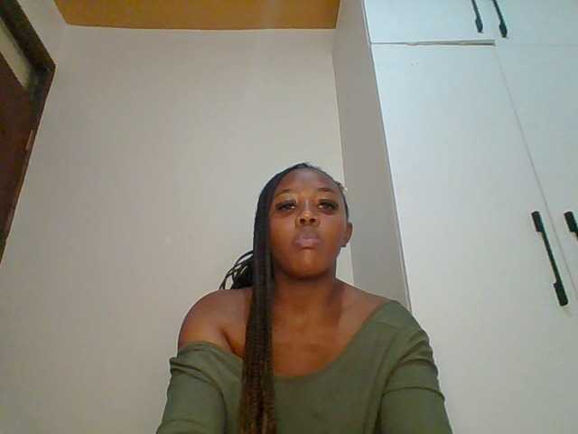 Prettychuque live cam on BongaCams
