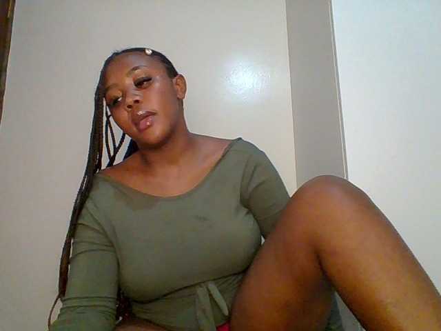 Prettychuque live cam on BongaCams