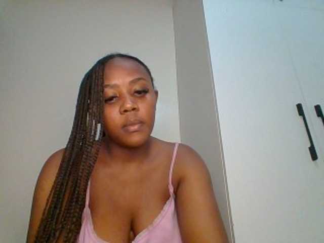 Prettychuque live cam on BongaCams