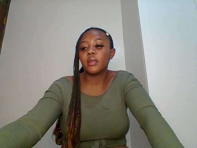 Prettychuque live cam on BongaCams