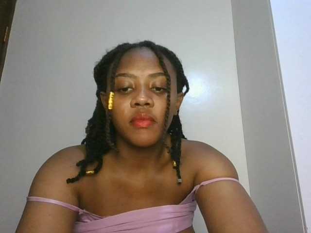 Prettychuque live cam on BongaCams