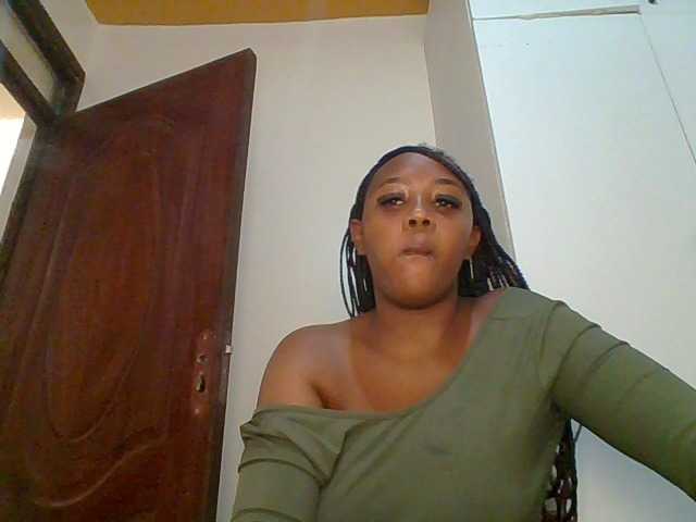 Prettychuque live cam on BongaCams