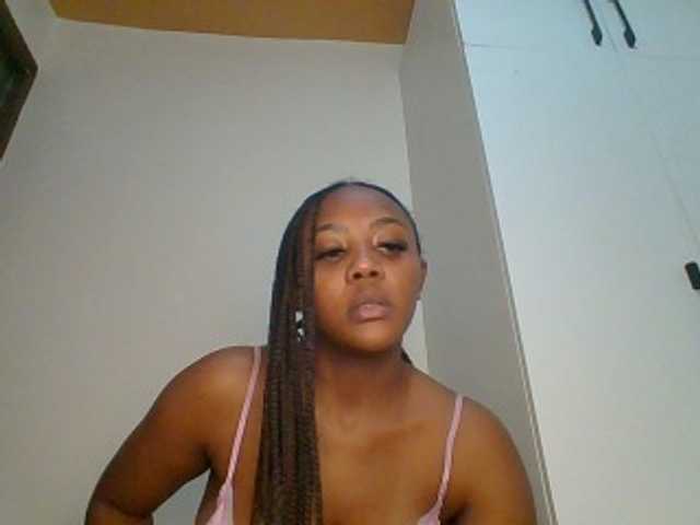 Prettychuque live cam on BongaCams