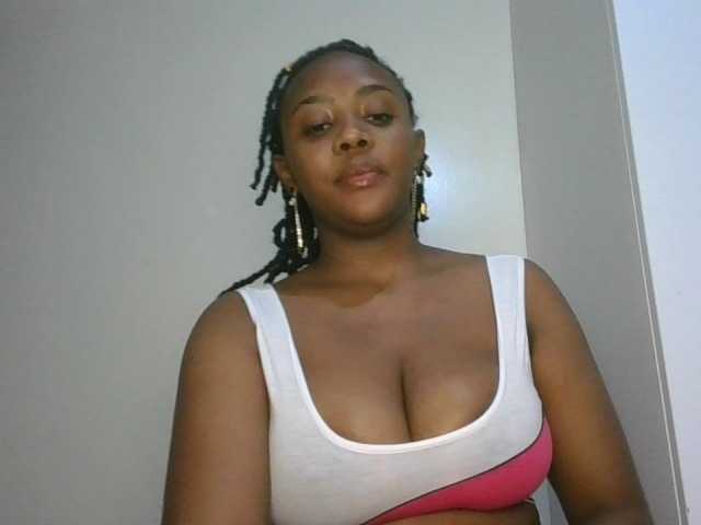 Prettychuque live cam on BongaCams