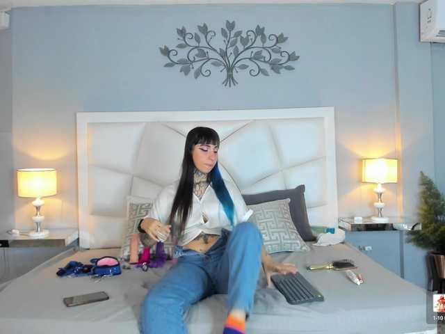 Izzy-Moon live cam on BongaCams