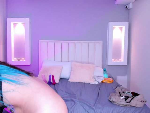 Izzy-Moon live cam on BongaCams