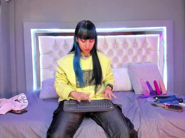 Izzy-Moon live cam on BongaCams