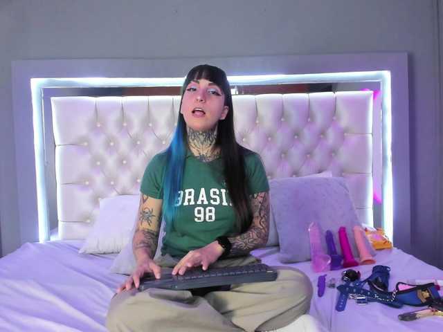 Izzy-Moon live cam preview