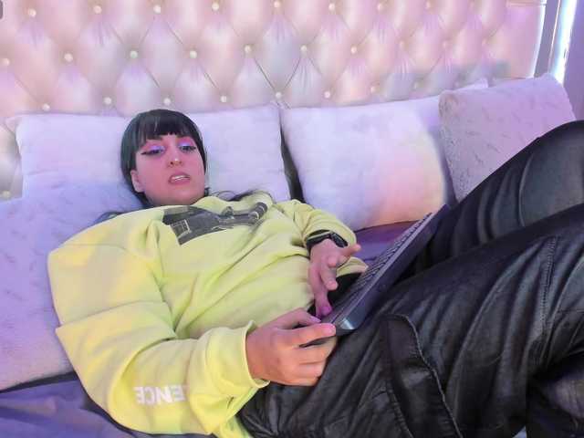 Izzy-Moon live cam on BongaCams