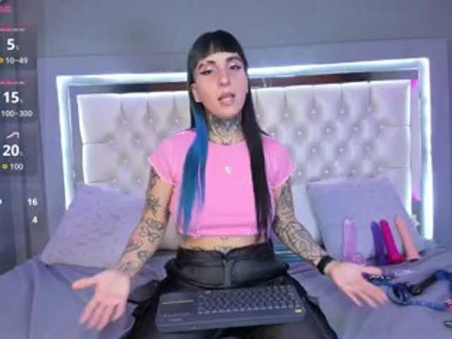Izzy-Moon live cam on BongaCams