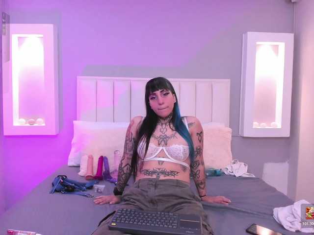 Izzy-Moon live cam preview