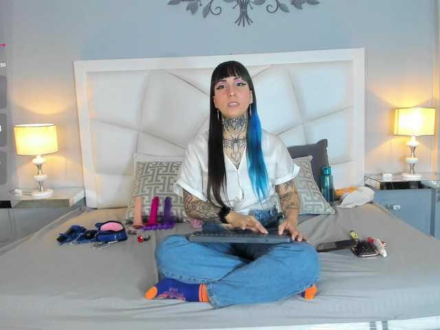 Izzy-Moon live cam on BongaCams