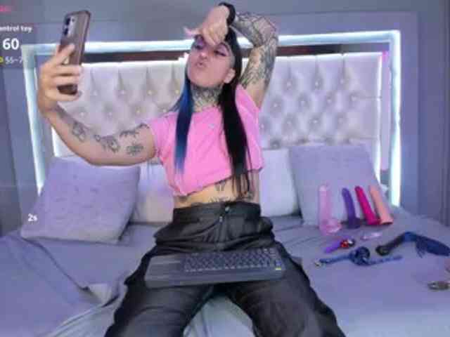 Izzy-Moon webcam