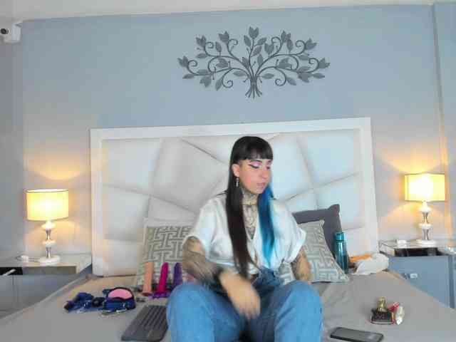 Izzy-Moon webcam