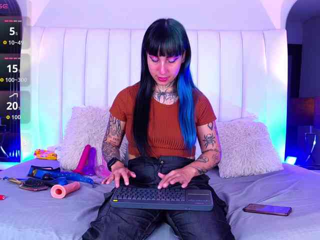 Izzy-Moon webcam