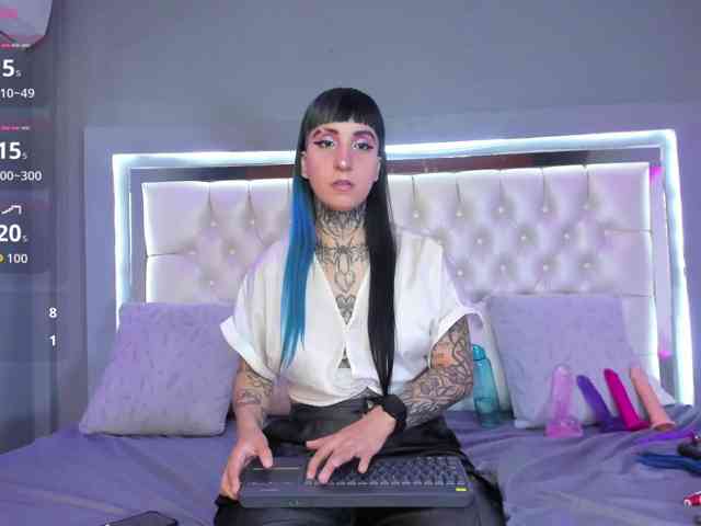 Izzy-Moon webcam