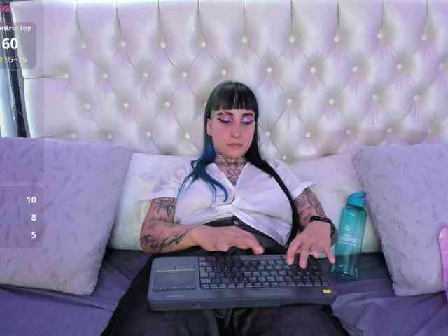Izzy-Moon webcam