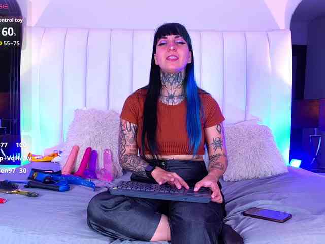 Izzy-Moon webcam