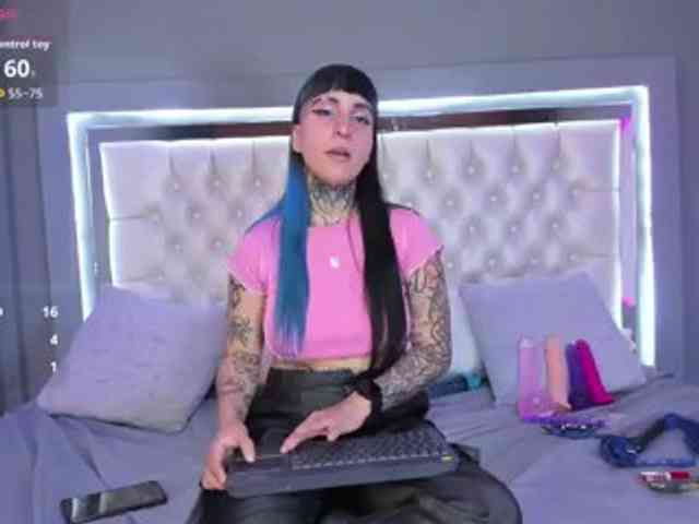 Izzy-Moon webcam