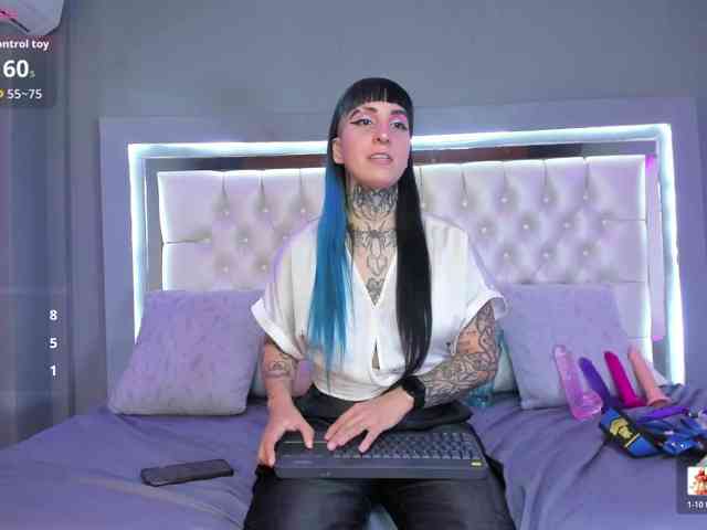 Izzy-Moon webcam