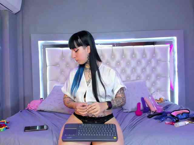 Izzy-Moon webcam
