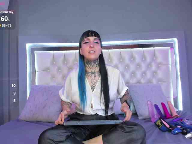 Izzy-Moon webcam