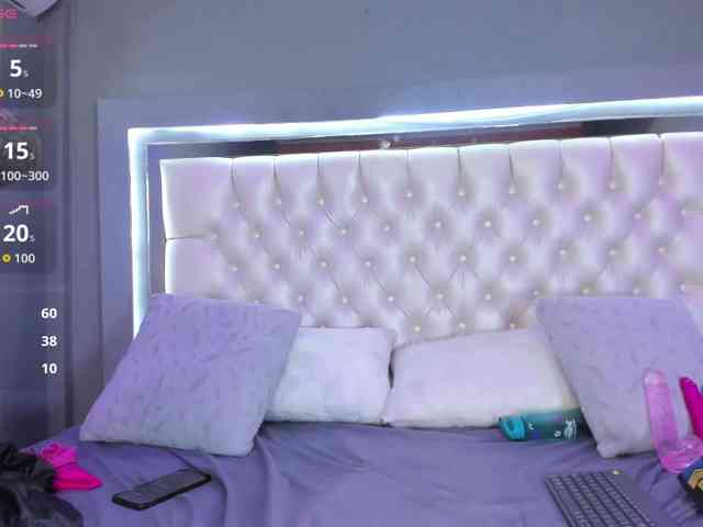 Izzy-Moon webcam