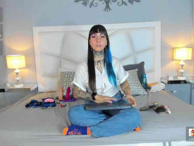 Izzy-Moon webcam