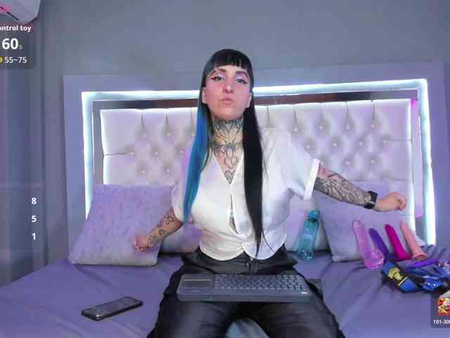 Izzy-Moon webcam