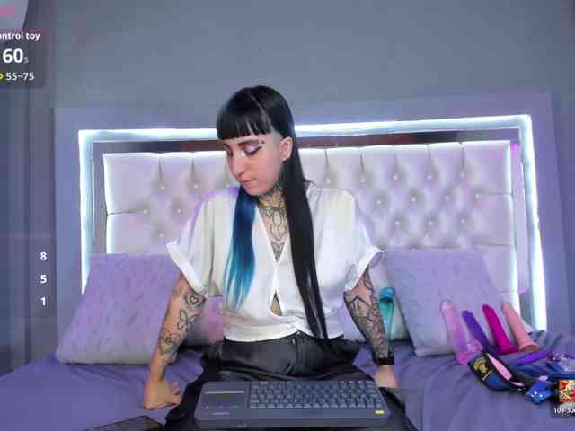 Izzy-Moon webcam